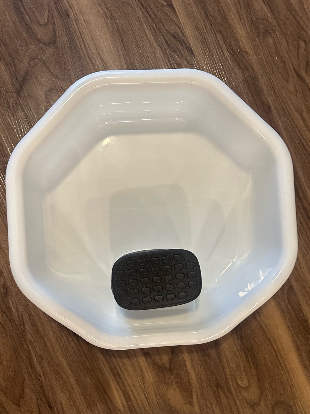 NWT white Foot Spa Basin Plastic 16inx16inx5in Aprox